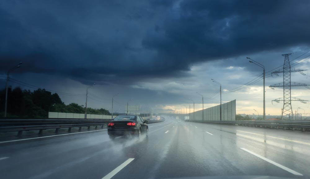 Foto einer regennasse Autobahn