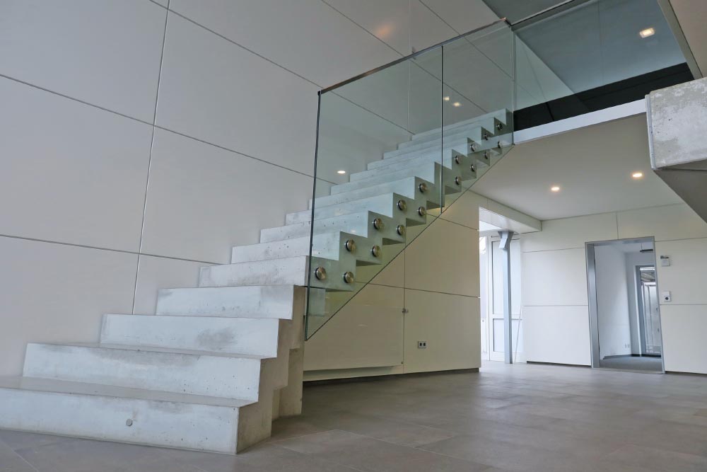 RIKI-Betontreppe gewendelt